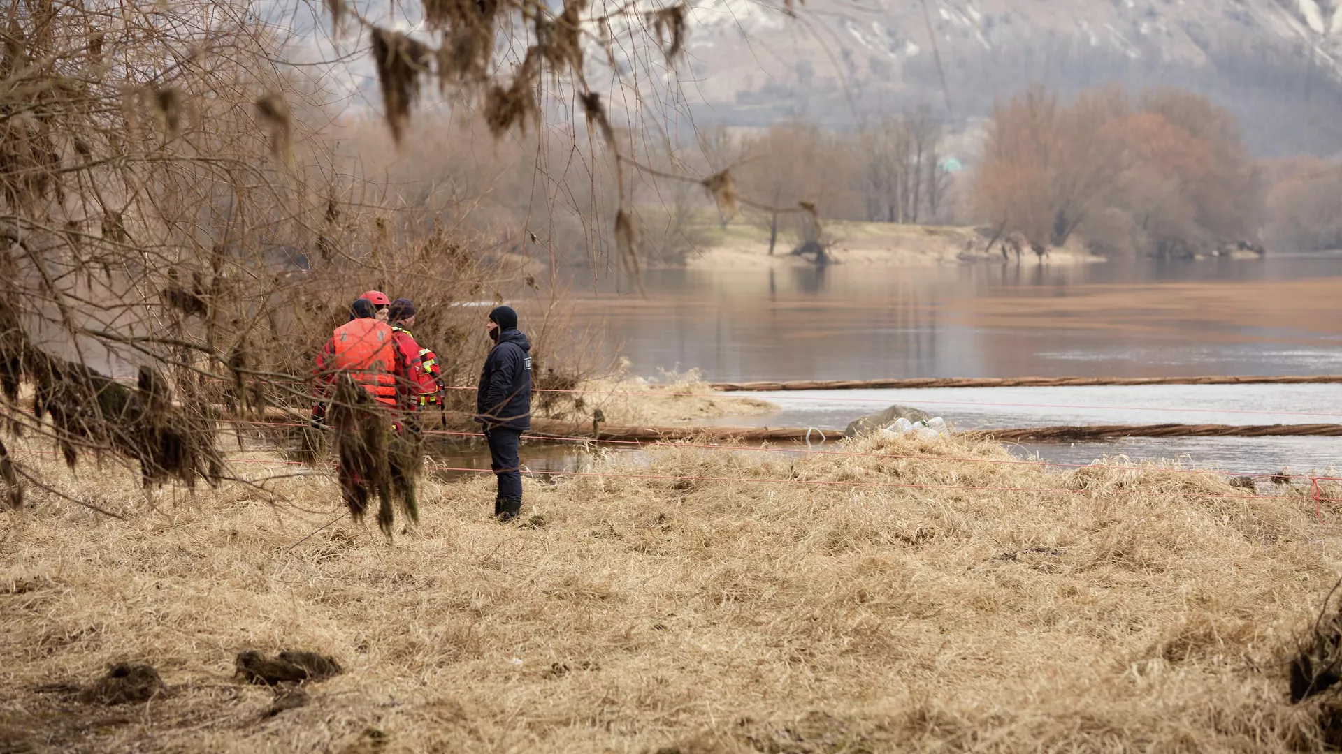 Работы по установке фильтрующего барьера на реке Днестр в селе Унгурь