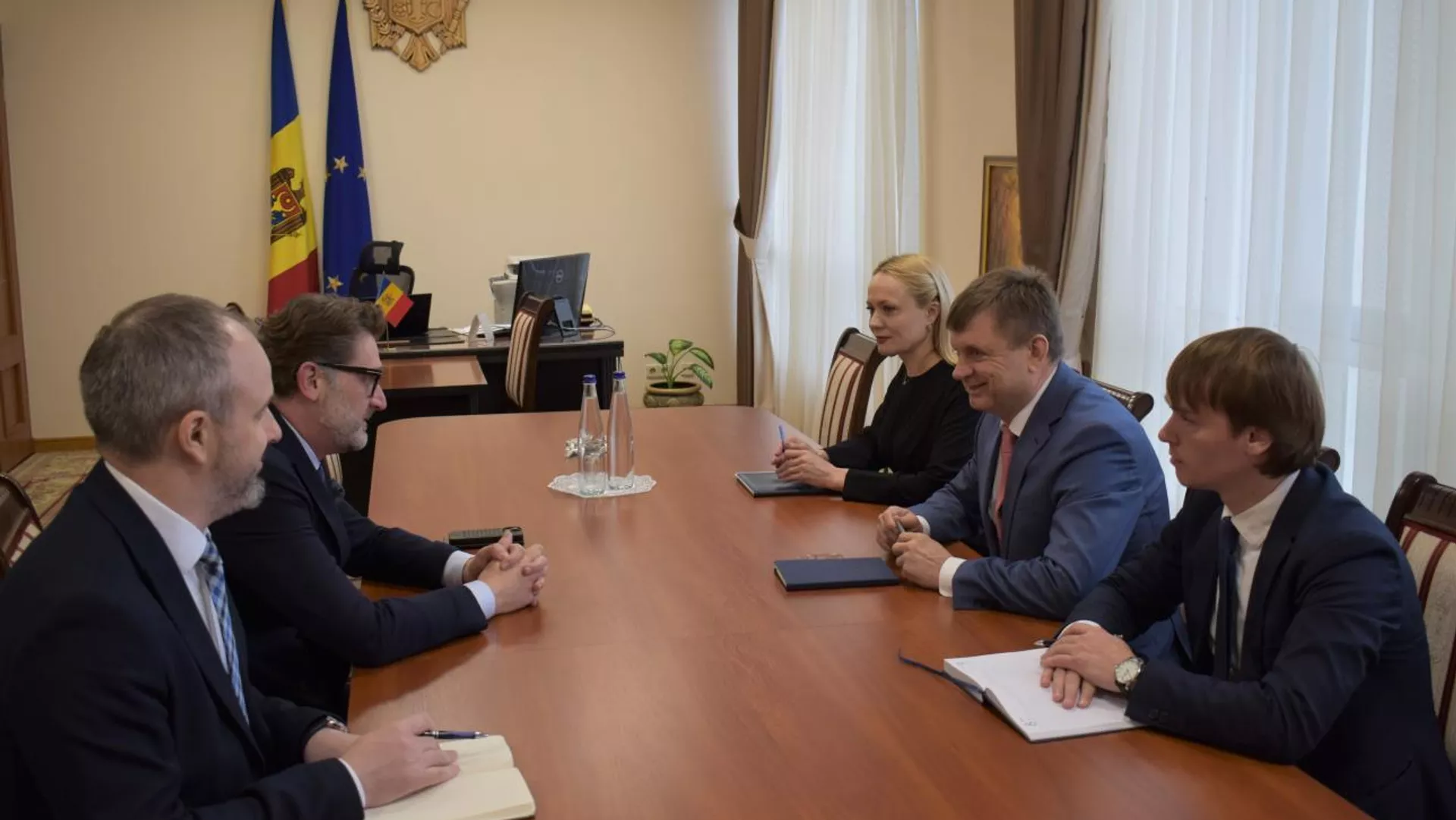 Întâlnirea viceprim-ministrului pentru reintegrare cu ambasadorul României în Chișinău