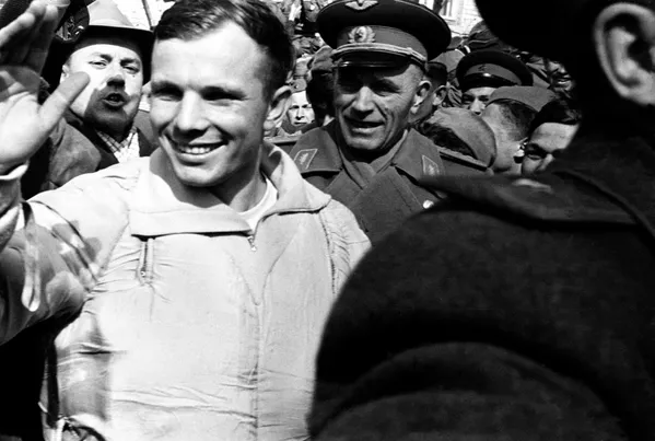 Primul cosmonaut al planetei Iuri Gagarin după aterizarea modulului de coborâre al navei spațiale Vostok-1