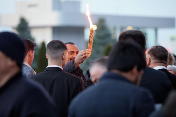 Focul Sfânt a fost adus la aeroportul Chișinăului