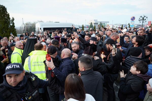 Focul Sfânt a fost adus la aeroportul Chișinăului