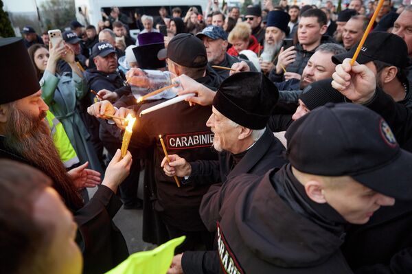 Focul Sfânt a fost adus la aeroportul Chișinăului