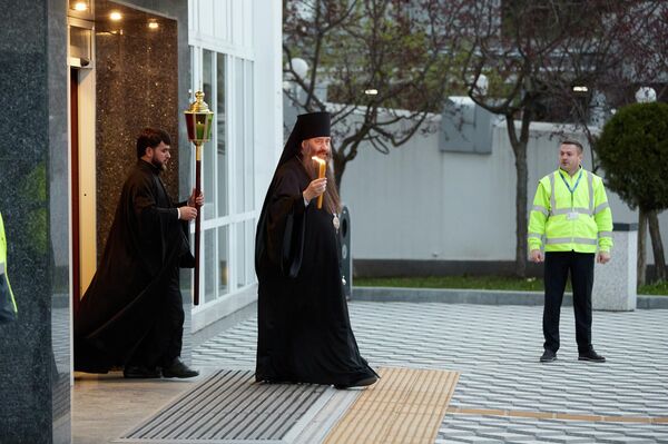 Focul Sfânt a fost adus la aeroportul Chișinăului