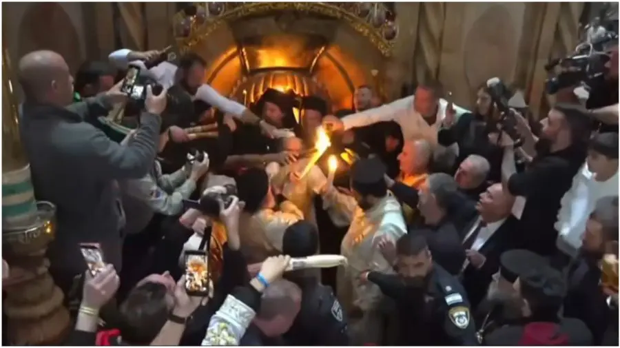 Minunea s-a produs și în acest an! La Ierusalim s-a aprins Lumina Sfântă, care va fi adusă și la Chișinău